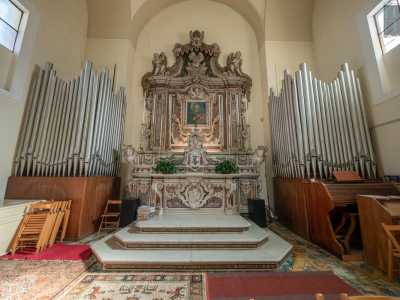 Ed eccoci davanti  alla parte pi� alta del grande altare, che si innalza tra i due gruppi di canne dell�organo. Al centro del monumento marmoreo si staglia un quadro: mostra la Vergine che veste il �maphorion�, abito greco utilizzato dalle suore di colore violaceo